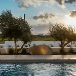 P Square Luxury Naxos *